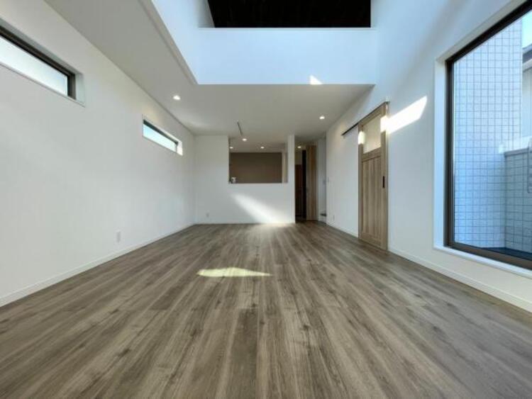 その他 ●〇ＬＤＫのメインとなる大きな窓。通常サイズより大きめの開口部から暖かい陽射しが長い時間射し込みます。天気の良い日は是非窓を開けて風通しの良さもご体感下さい。明るいＬＤＫがご家族団欒の時を包みます〇●