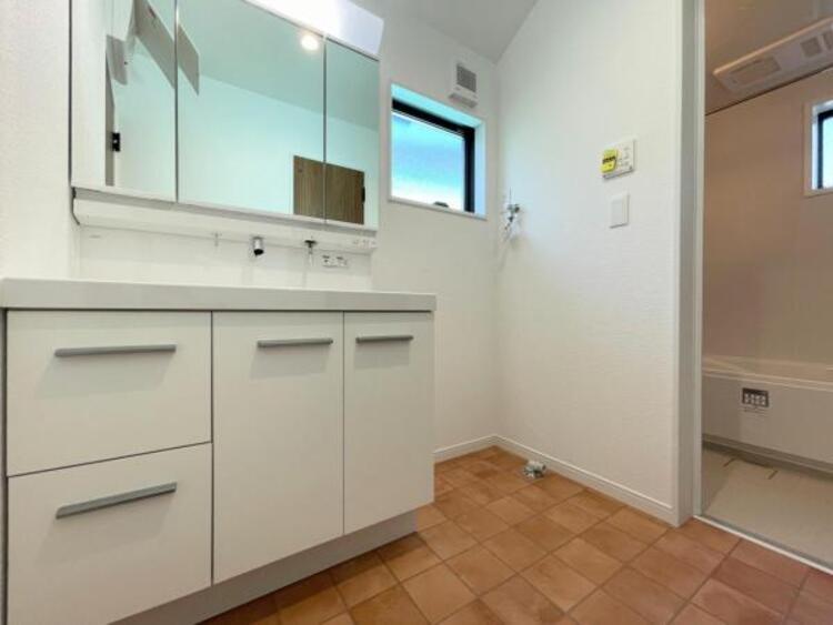 その他 ●〇平日の朝であっても、落ち着きとくつろぎを感じられる。歯磨き粉が行方不明になるようなごちゃごちゃ感も解消。収納力の高い洗面所です。　コーディネートされた空間で気持ちよく身だしなみを整えられます　〇●