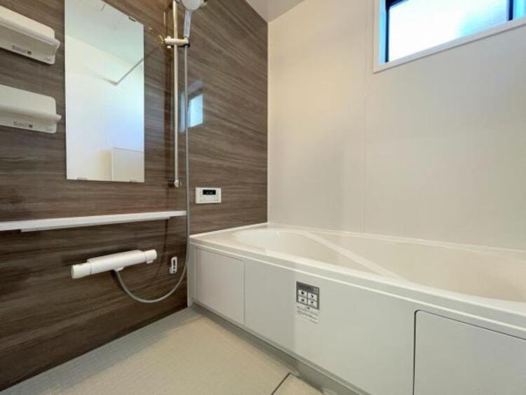 その他 ●〇ユニットバスはゆったりとくつろげる1坪タイプ。足までしっかりと伸ばせる浴槽は心身ともにしっかりと疲れを癒してくれます。お子様と一緒の入浴でも充分な広さです。バスルームは疲れを癒すくつろぎの場所〇●