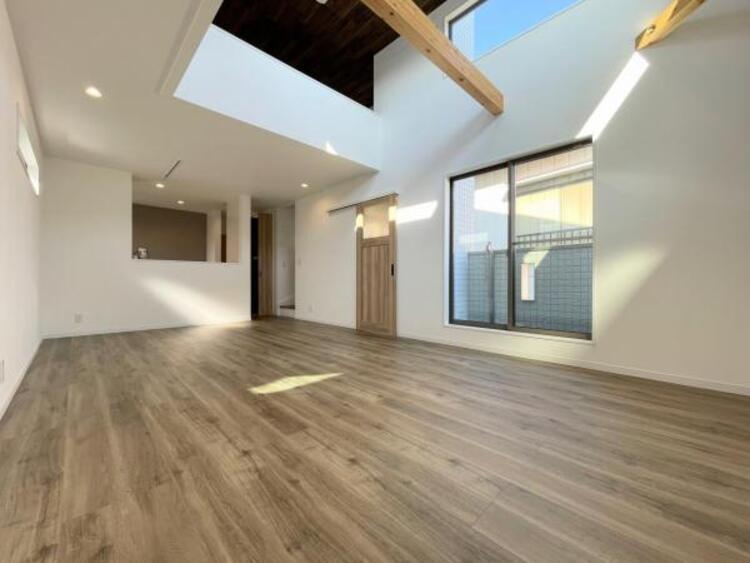 その他 ●〇広々ＬＤＫ。導線もしっかりと取れており、ダイニングテーブルやソファー、ローテーブル等の家具もしっかりと配置でき、サイズも選びません。ゆったりした広さの空間で家族団らんの時間をお過ごしください。〇●