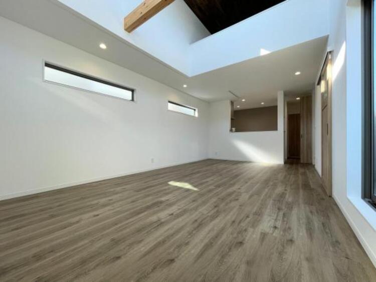 その他 ●〇家族の思いを抱きながら、平和であることに感謝したくなる悠久の時。あたかかく感じるのは、陽当りだけではなかった！広く和やかに暮らせる空間と家族の存在が胸にジーンと響きわたる。理想の住まいがここに〇●