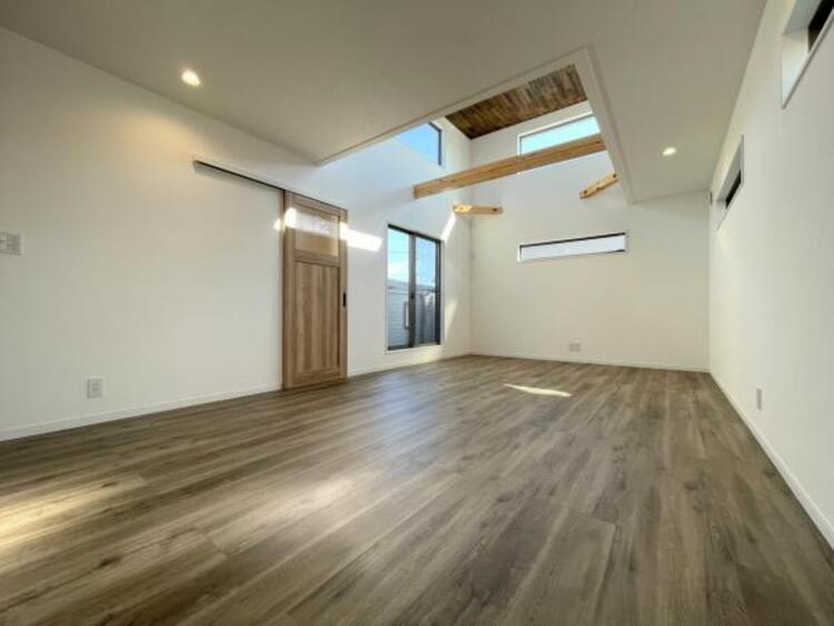 その他 ●〇オープンでのびやかな空間を生み出す、こだわりの広がりとゆとり。家族と過ごす時間を大切にしたい方にぴったりの明るくゆとりある住空間です。南側の窓からの日差しがリビングの中までしっかりと届きます〇●