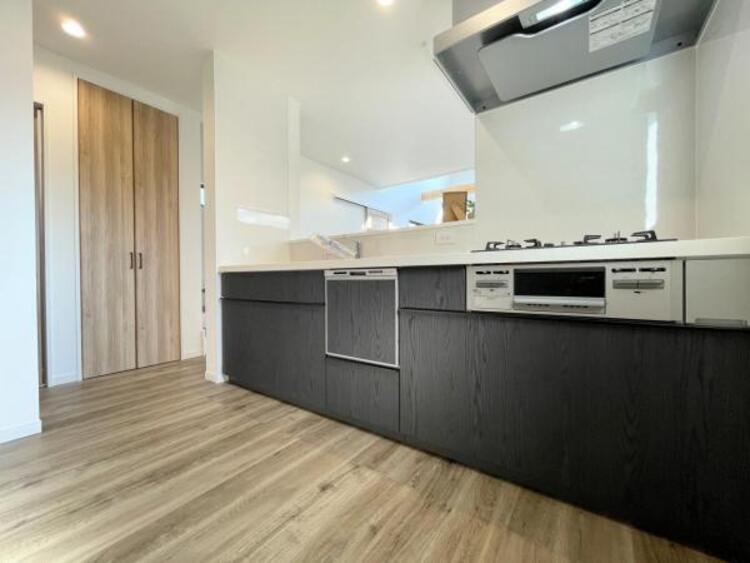 その他 ●〇新しいキッチンは気分も上がり、家事も楽しくできそう。お手伝いをしてくれるお子様と並んで立てるキッチンは、ご家族のコミュニケーションを育む場として活躍します。収納力が高い事も大事なポイントです〇●