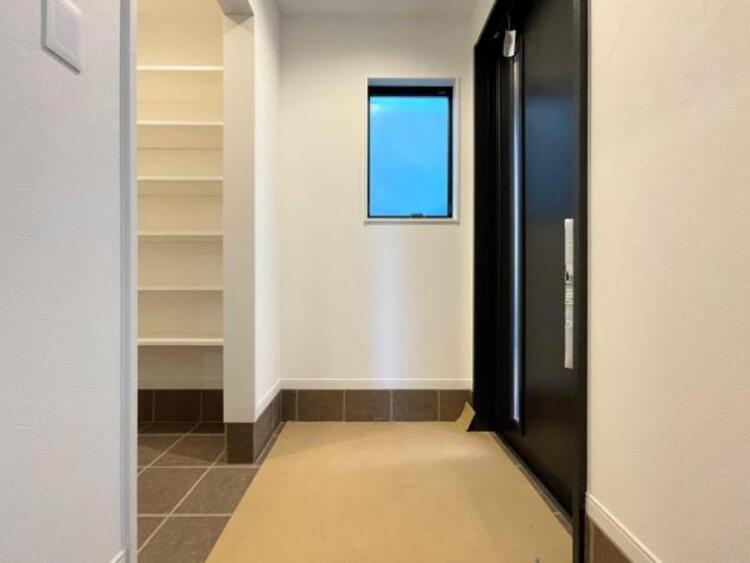 その他 ●〇住まいの第一印象を決める玄関スペース。収納力が高い下足入れを設置しており、高級感と清潔感を演出しました。小窓からの採光で明るい設計です。気持ちの良い気分でお出かけする事ができ、帰宅時も良い気分〇●