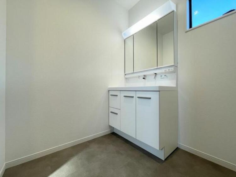 その他 ●〇平日の朝であっても、落ち着きとくつろぎを感じられる。歯磨き粉が行方不明になるようなごちゃごちゃ感も解消。収納力の高い洗面所です。　コーディネートされた空間で気持ちよく身だしなみを整えられます　〇●