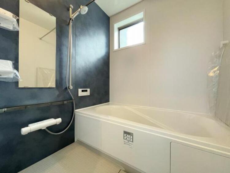 その他 ●〇ユニットバスはゆったりとくつろげる1坪タイプ。足までしっかりと伸ばせる浴槽は心身ともにしっかりと疲れを癒してくれます。お子様と一緒の入浴でも充分な広さです。バスルームは疲れを癒すくつろぎの場所〇●