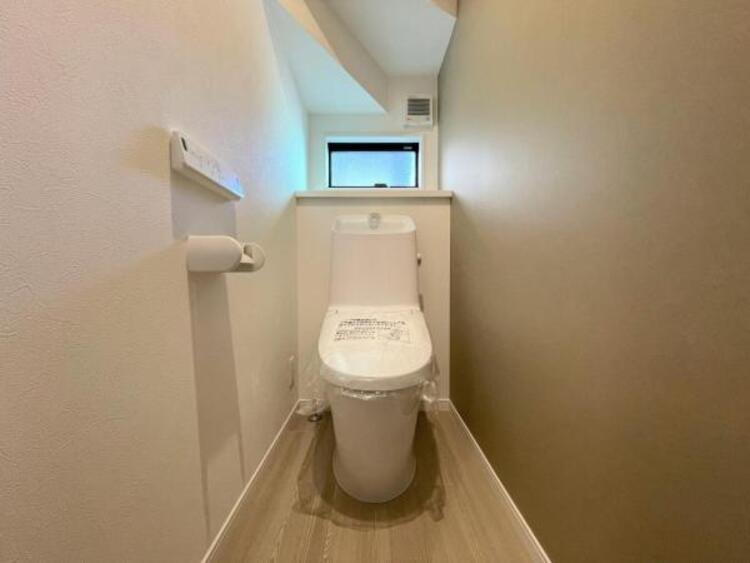 その他 ●〇ゆとりをもった広さ、白ベースに清潔感ある空間です。もちろんウォシュレットも完備しております。小物を収納するスペースがあるのも良いですね。毎日頻繁に利用する大切な空間だからこそ、こだわりたいです〇●