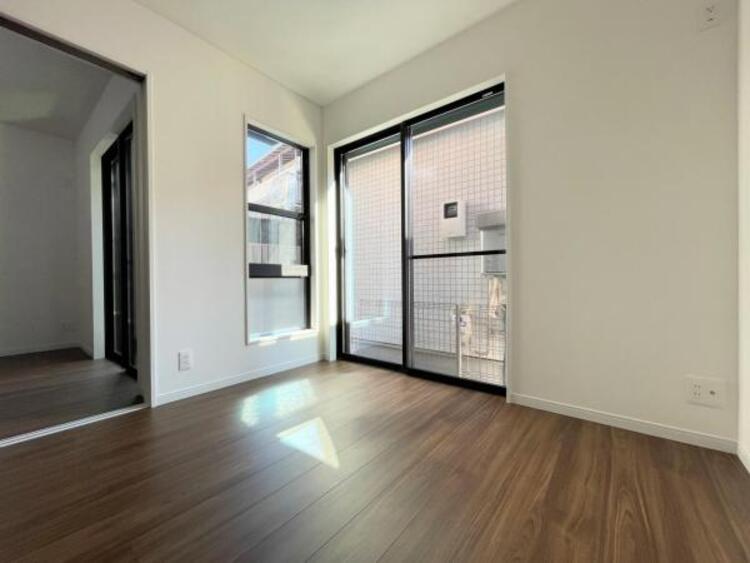 その他 ●〇採光もアクセントの一つとして。プライベートルームにはやさしい光が射し込んでいて、この明るい好みの空間で読書や音楽。充実した時間を過ごせます。日中に明りをつける必要が無い事も物件選びの大きな条件〇●