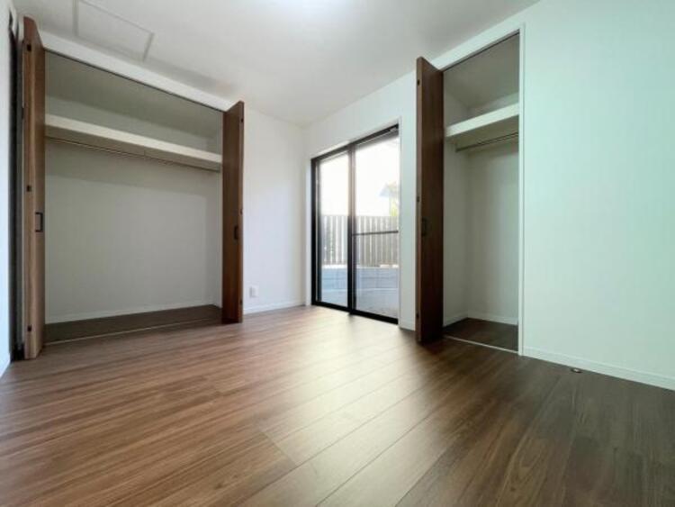 その他 ●〇全居室にクローゼットを完備！普段使いのお洋服や小物はもちろん、季節物のお洋服などもしっかりと整理整頓おしまい頂けます。整理整頓は床に物を置かない所から。居室空間をより広く隅々まで使用できます　〇●