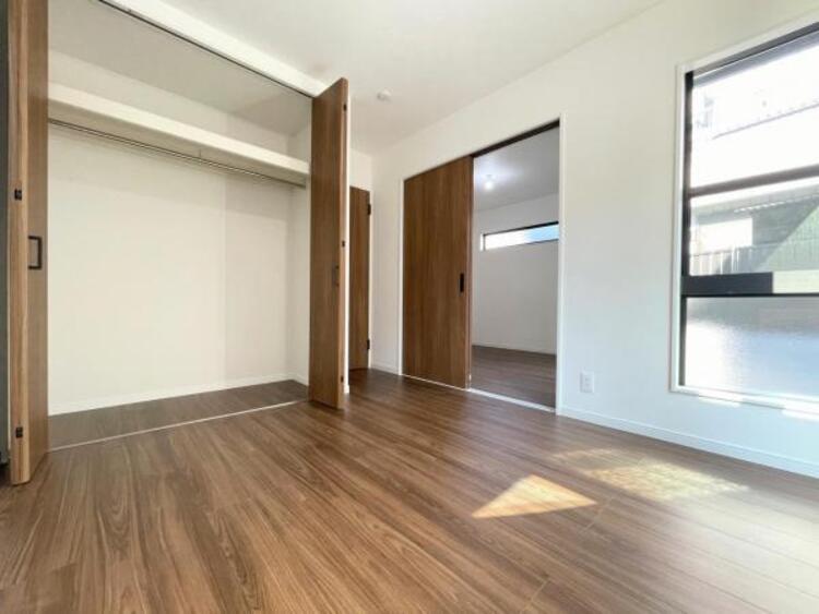 その他 ●〇採光もアクセントの一つとして。プライベートルームにはやさしい光が射し込んでいて、この明るい好みの空間で読書や音楽。充実した時間を過ごせます。日中に明りをつける必要が無い事も物件選びの大きな条件〇●