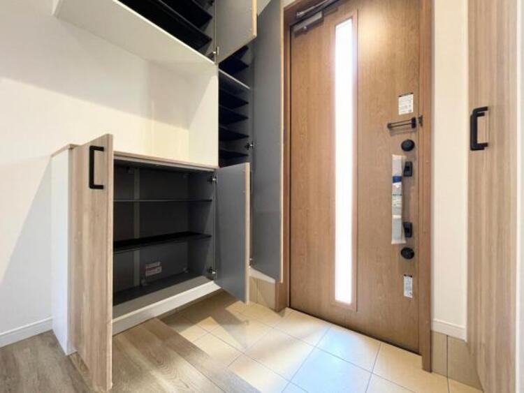 その他 ●〇住まいの第一印象を決める玄関スペース。収納力が高い下足入れを設置しており、高級感と清潔感を演出しました。小窓からの採光で明るい設計です。気持ちの良い気分でお出かけする事ができ、帰宅時も良い気分〇●