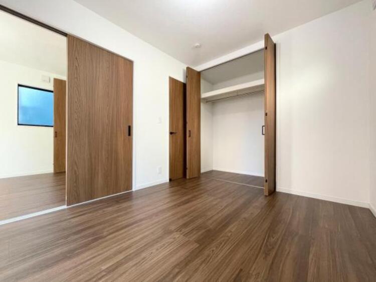 その他 ●〇全居室にクローゼットを完備！普段使いのお洋服や小物はもちろん、季節物のお洋服などもしっかりと整理整頓おしまい頂けます。整理整頓は床に物を置かない所から。居室空間をより広く隅々まで使用できます　〇●