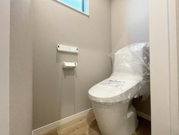 その他 ●〇ゆとりをもった広さ、白ベースに清潔感ある空間です。もちろんウォシュレットも完備しております。小物を収納するスペースがあるのも良いですね。毎日頻繁に利用する大切な空間だからこそ、こだわりたいです〇●