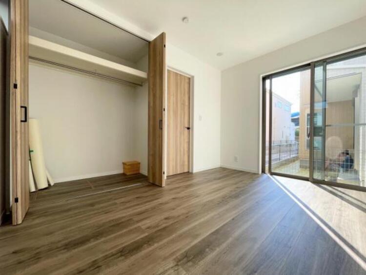 その他 ●〇採光もアクセントの一つとして。プライベートルームにはやさしい光が射し込んでいて、この明るい好みの空間で読書や音楽。充実した時間を過ごせます。日中に明りをつける必要が無い事も物件選びの大きな条件〇●