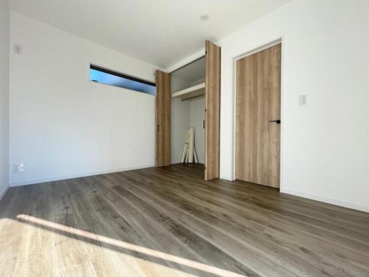 その他 ●〇全居室にクローゼットを完備！普段使いのお洋服や小物はもちろん、季節物のお洋服などもしっかりと整理整頓おしまい頂けます。整理整頓は床に物を置かない所から。居室空間をより広く隅々まで使用できます　〇●