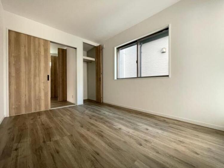 その他 ●〇採光、通風が心地よいお部屋です。お子様部屋にも、お父さんの書斎にも、どんな目的でも心地よくお使いいただけるようなデザインになっている為、家族構成の変化にも柔軟に対応できる居室となっております　〇●