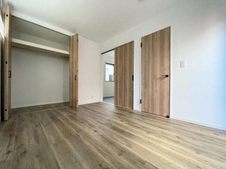 その他 ●〇全居室にクローゼットを完備！普段使いのお洋服や小物はもちろん、季節物のお洋服などもしっかりと整理整頓おしまい頂けます。整理整頓は床に物を置かない所から。居室空間をより広く隅々まで使用できます　〇●