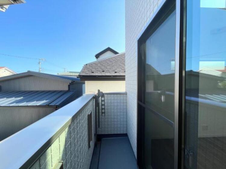 その他 ●〇日当たり良好！晴れた日はお洗濯物も気持ちよく乾きます。バルコニーからたっぷりの光をうけたお布団やシーツから太陽のにおいが感じられます。一度に洗濯を干せる量を気にする家庭も満足できるスペースです〇●