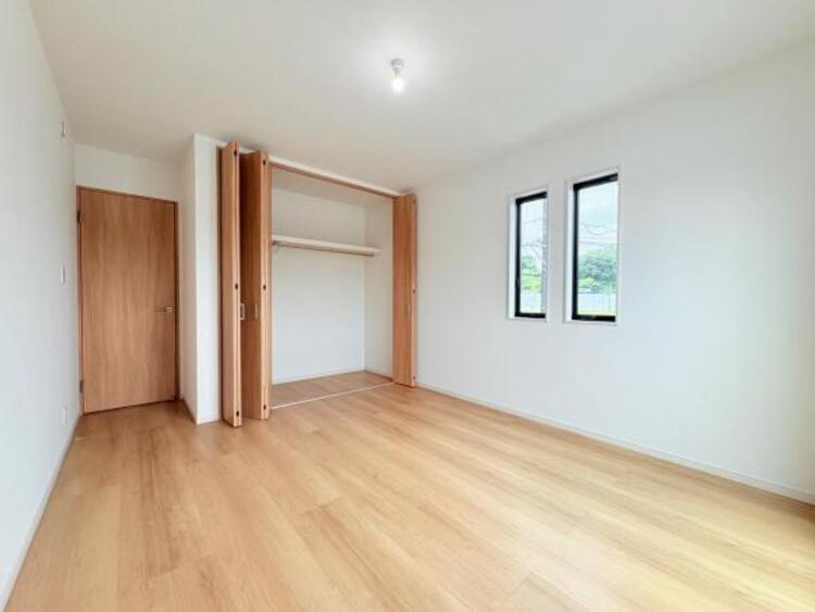 内装 ●〇採光、通風が心地よいお部屋です。お子様部屋にも、お父さんの書斎にも、どんな目的でも心地よくお使いいただけるようなデザインになっている為、家族構成の変化にも柔軟に対応できる居室となっております　〇●