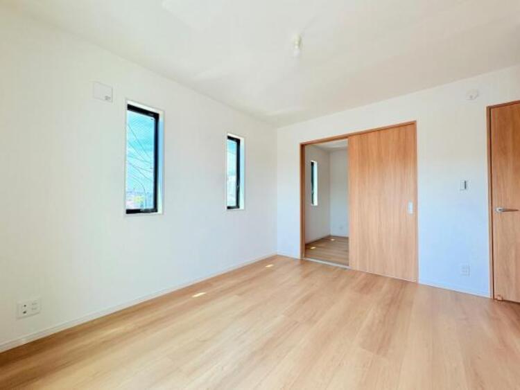 内装 ●〇全居室にクローゼットを完備！普段使いのお洋服や小物はもちろん、季節物のお洋服などもしっかりと整理整頓おしまい頂けます。整理整頓は床に物を置かない所から。居室空間をより広く隅々まで使用できます　〇●