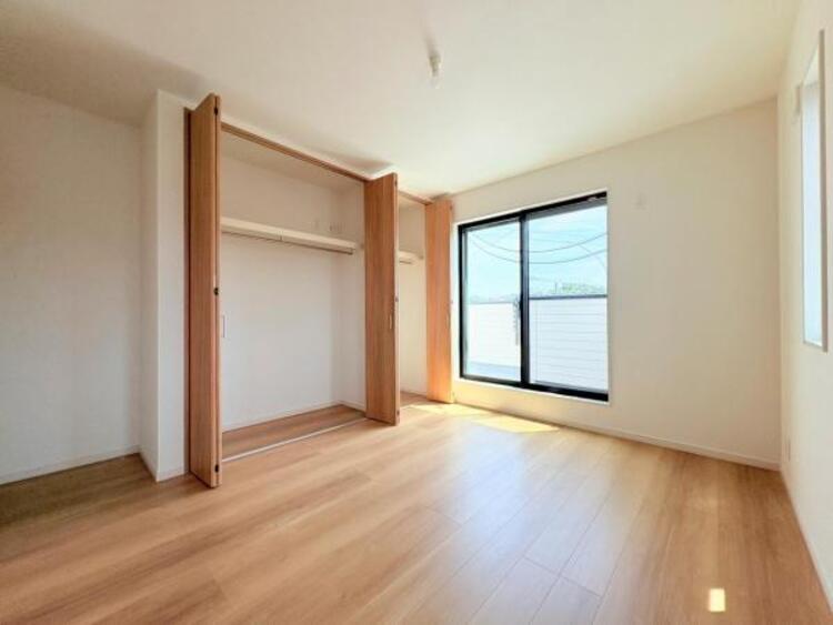 内装 ●〇バルコニーに大きく面した掃出し窓から光が降りそそぐ開放的な居室です。大きな窓からは、太陽の光はもちろん、爽やかな風が部屋一面に吹き抜けます。部屋のこもったニオイもすぐに換気することが出来ます　〇●