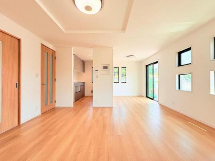 居間 ●〇明るく開放的な空間が広がるLDK。室内には豊かな陽光が注ぎ込み爽やかな住空間を演出。ホームパーティーでもゲストと一緒に料理を楽しみながら楽しい時間を過ごせそう。広々としたLDKは床の掃除も楽です●