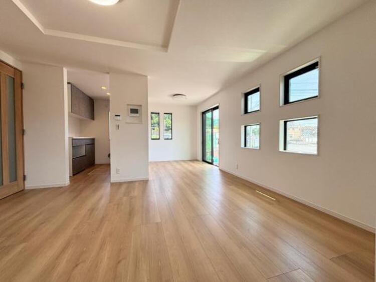 居間 ●〇一日の中で多くの時間を過ごすことになる住まいだからこそ、いつも穏やかな空間であるように心掛けています。構成する建材などへの配慮が、住まう方の健康を守ります。小さなお子様がいるご家庭でも安心です〇●