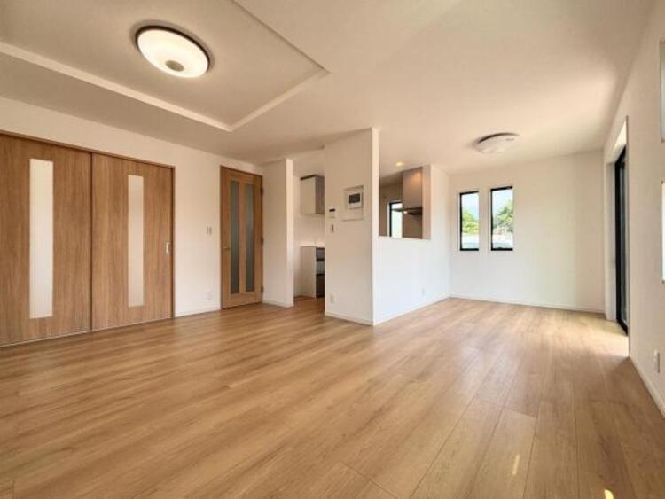 居間 ●〇家族と過ごすひと時を溢れる光が優しく包み込むリビングダイニング。家族とともに、心穏やかに過ごすひととき。家族との時間、自分の時間を大切にできる空間がここにあります。LDKで過ごす時間は大事ですね●