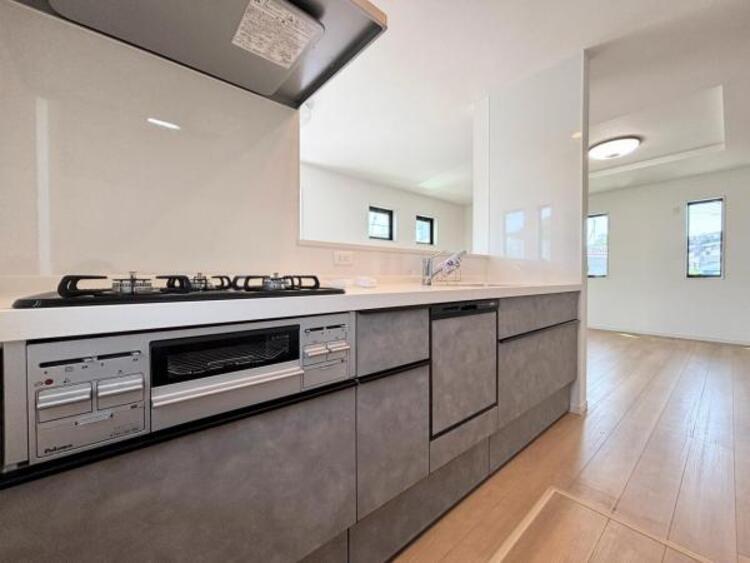 居間 ●〇新しいキッチンは気分も上がり、家事も楽しくできそう。お手伝いをしてくれるお子様と並んで立てるキッチンは、ご家族のコミュニケーションを育む場として活躍します。収納力が高い事も大事なポイントです〇●