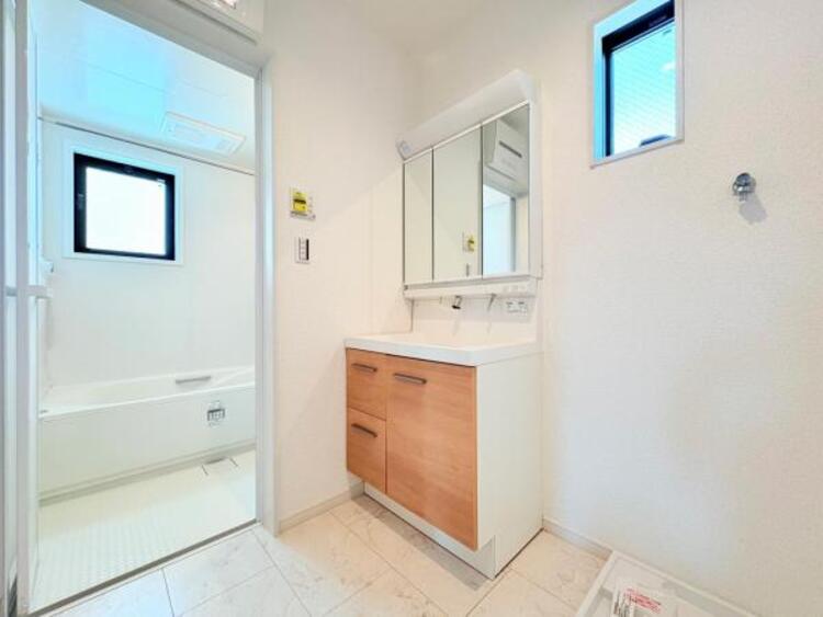 キッチン ●〇平日の朝であっても、落ち着きとくつろぎを感じられる。歯磨き粉が行方不明になるようなごちゃごちゃ感も解消。収納力の高い洗面所です。　コーディネートされた空間で気持ちよく身だしなみを整えられます　〇●