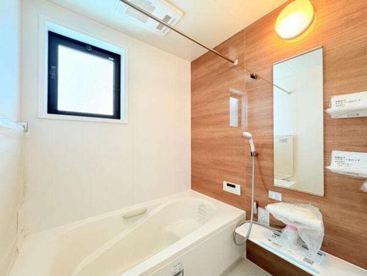 キッチン ●〇ユニットバスはゆったりとくつろげる1坪タイプ。足までしっかりと伸ばせる浴槽は心身ともにしっかりと疲れを癒してくれます。お子様と一緒の入浴でも充分な広さです。バスルームは疲れを癒すくつろぎの場所〇●