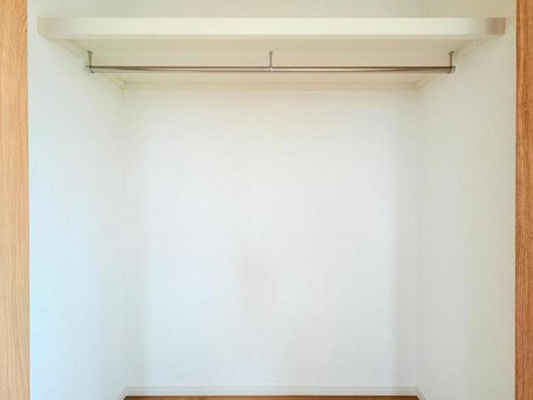 トイレ 【収納】お洋服も沢山収納出来る奥行ある収納スペースです。