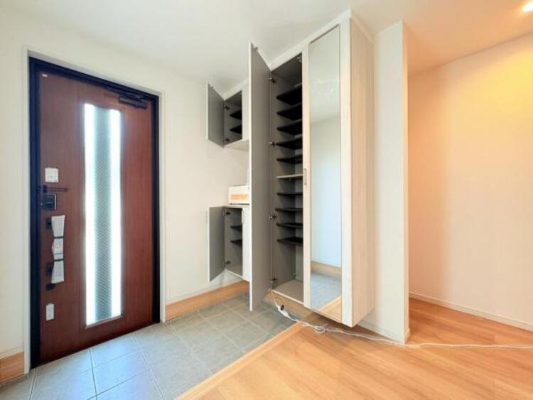 洗面 ●〇お客様を迎える玄関は落ち着いた雰囲気。帰る度に洗練されたテイストの空間に迎えられ誇りと喜びを感じる玄関まわりです。そんな安らぎに満ちた生活空間を予感させる生活イメージが湧き出てきそうな物件です〇●