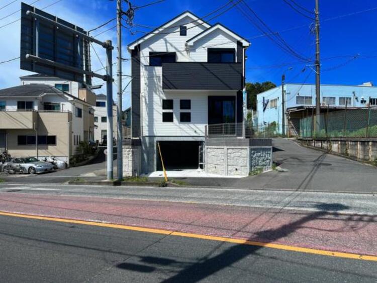 バルコニー ●〇物件の陽当りや通風・仕様設備やお部屋の大きさの比較、近隣・周辺環境や街並みなど、資料には掲載していない情報が現地にはたくさんあります。資料だけで不動産を購入できるという方はいません。ぜひ現地へ〇●