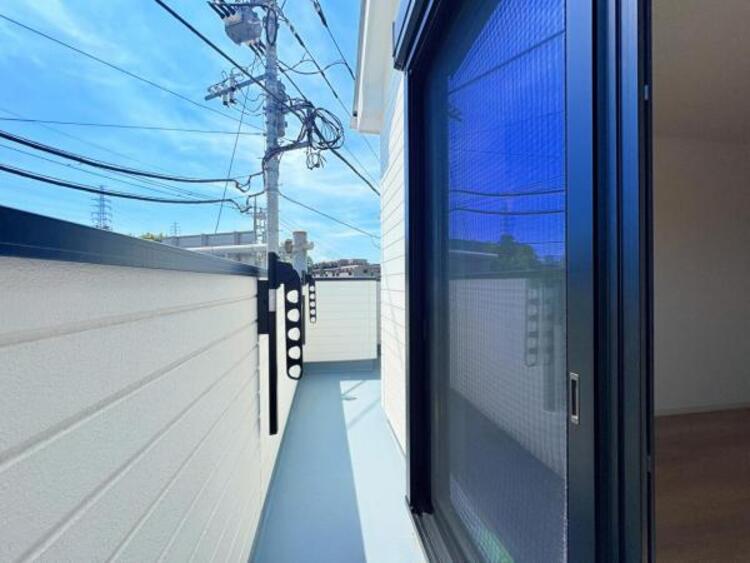 駐車場 ●〇日当たり良好！晴れた日はお洗濯物も気持ちよく乾きます。バルコニーからたっぷりの光をうけたお布団やシーツから太陽のにおいが感じられます。一度に洗濯を干せる量を気にする家庭も満足できるスペースです〇●