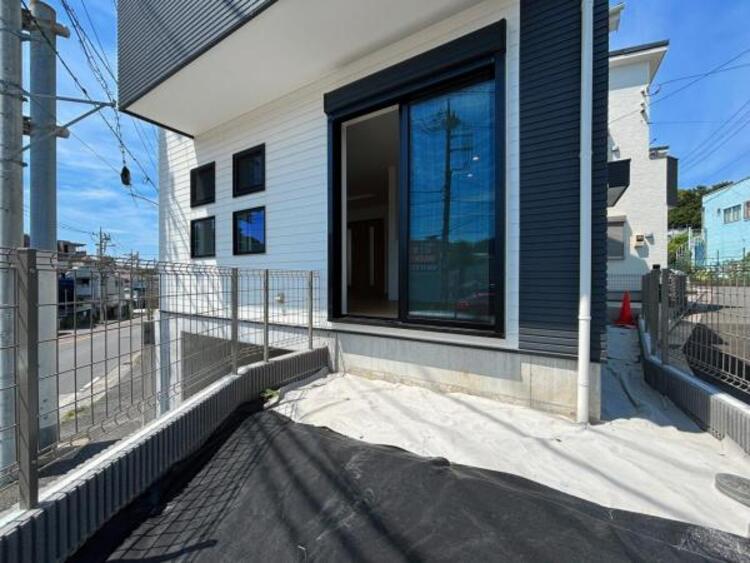 その他 ●〇暮らしに潤いと癒しをもたらすお庭があります。プライベートな空間なので、夏にはお子様のプールが楽しめますし、ガーデンニング等癒やしの空間に最適です。　隣地との距離も確保でき室内によく陽が入ります〇●