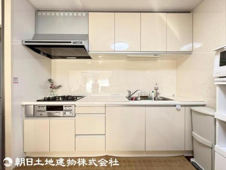 キッチン 吊戸棚付きで収納豊富。整理整頓がしやすく、スッキリと片付いたキッチンを保ちやすいです。