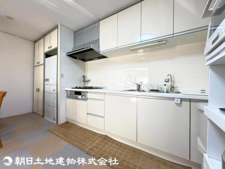 キッチン キッチンは壁付けタイプなので背面が広々としており、動きやすいです。