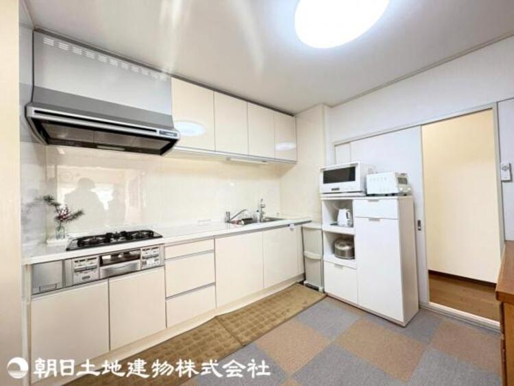 キッチン キッチンからも直接廊下に出入り可能。家事動線にも優れた間取りです。