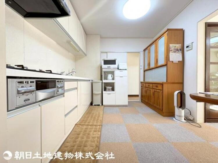 キッチン 台所兼食事室。配膳も片づけもしやすい距離感です。