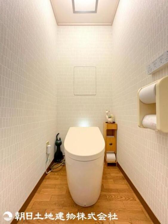 トイレ 見た目がスッキリしていて掃除がしやすいタンクレストイレ。