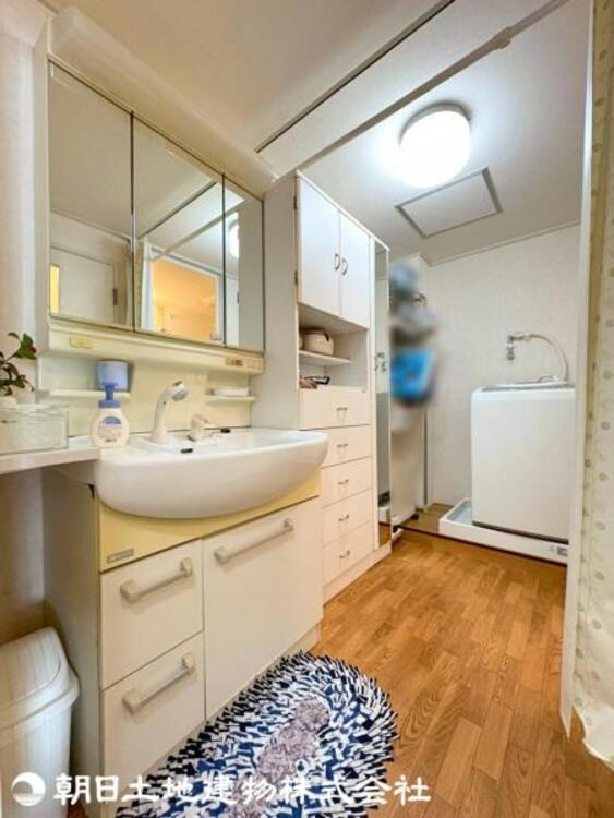 洗面 洗面スペースと洗濯スペースをしっかりと分けて使える広い洗面脱衣所。