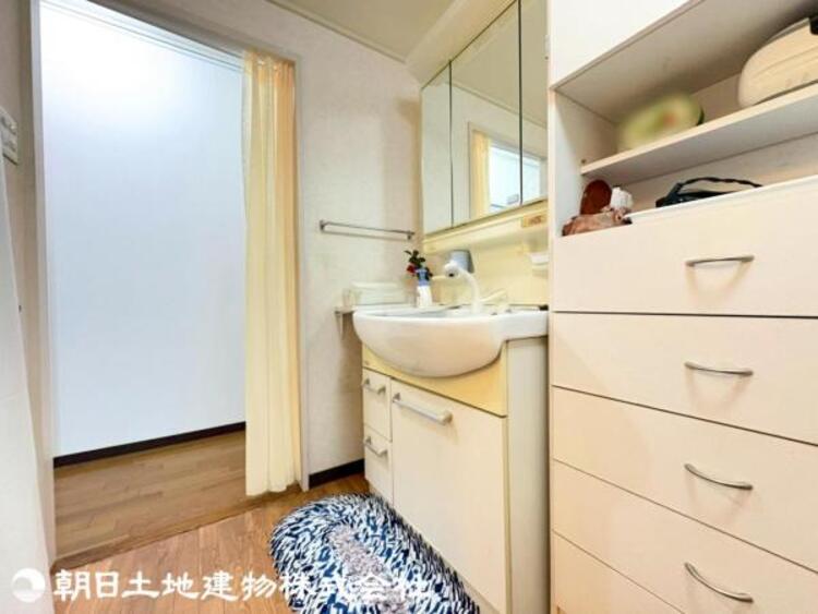 洗面 身支度がしやすい三面鏡の洗面台。