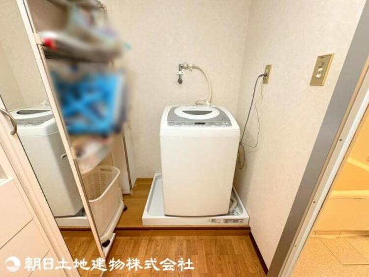 洗面 ランドリースペースには洗濯機パン付き。洗濯機の振動やもしもの水漏れから床を守ってくれます。
