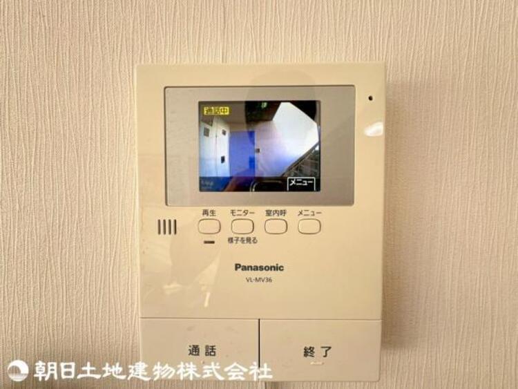 設備 室内に居ながら来客を確認できるモニター付きインターホン。カメラ付きなので防犯にも役立ちます。