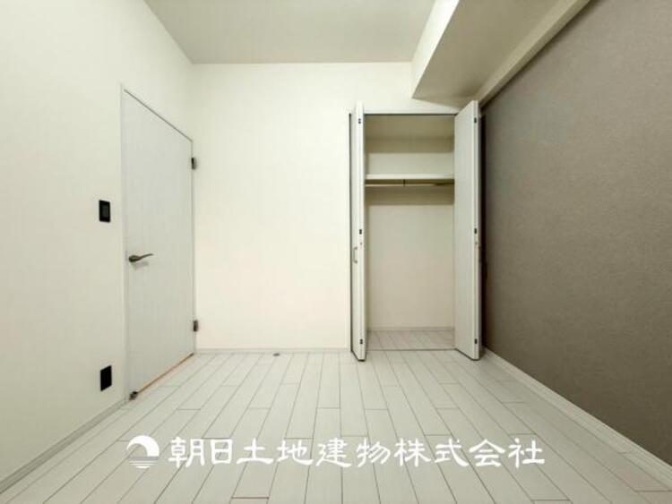 内装 【居室】爽やかな空間演出とセンス良く纏められた室内は良質な寛ぎ空間。そこで暮らす大切な人達のことを考え造りこんだ空間は日々の生活に安らぎを与えてくれます。