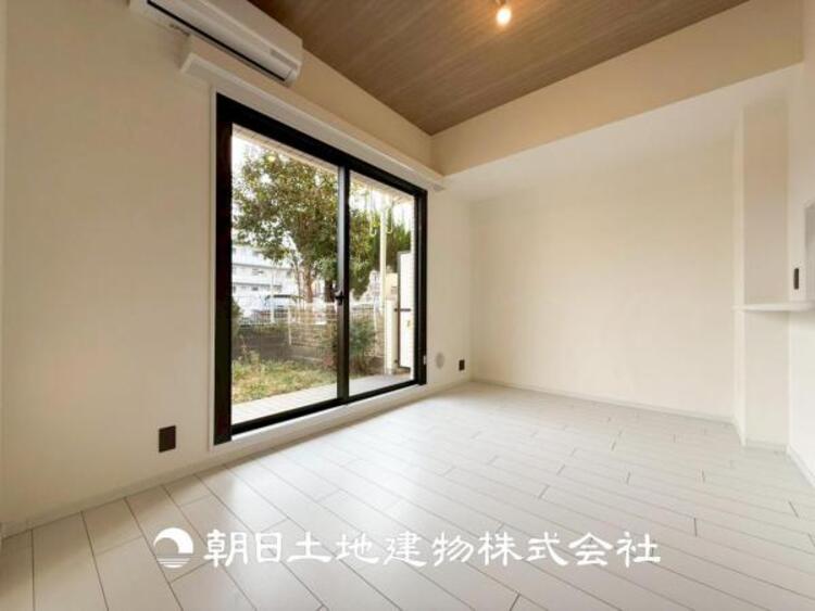 居間 【リビング】1日の中で最も長い時間を過ごすことになるリビングだからこそ、いつも笑顔があふれる空間であるように。広々とした空間から幸せな未来を。