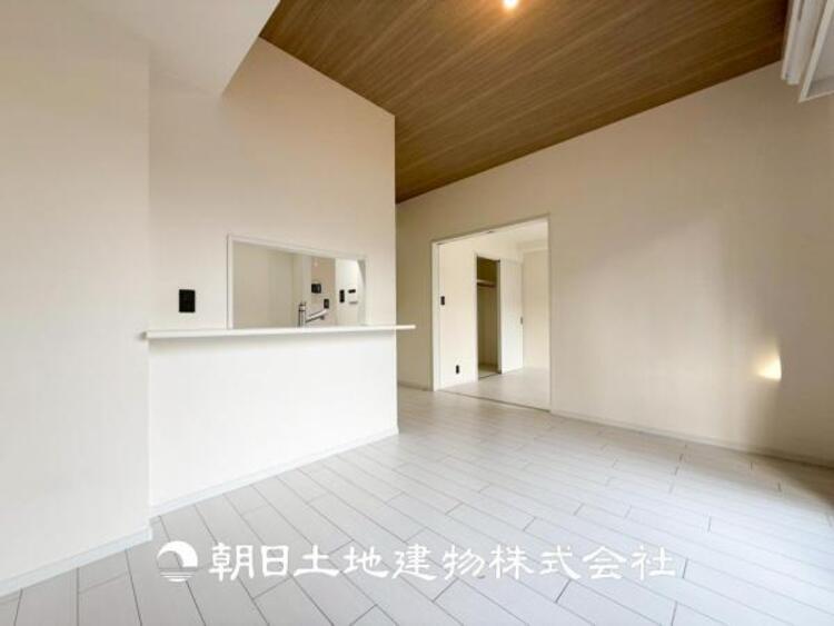 居間 【リビング】リビングにはみんなが集い、食事や楽しい会話が始まる。話に夢中になりすぎて、ついつい時を忘れてしまう。そんな束の間の幸せを感じさせてくれる場所。お子様の勉強スペースとしても活用できます。