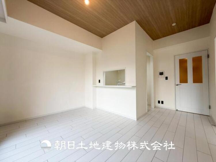 居間 【リビング】大切なご家族、招いた友人と過ごすひと時を溢れる光が優しく包み込む空間。大切な人とともに、心穏やかに過ごすひととき。家族との時間、自分の時間を大切にできる空間を作りました。