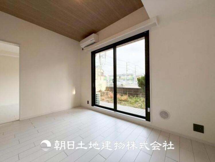 居間 【リビング】開放的で明るい空間が広がるLDK。リビングには暖かな太陽が降り注ぎ、爽やかな住空間です。お友達を呼んでお茶をしたり、一緒に料理を楽しみながら楽しい時間を。